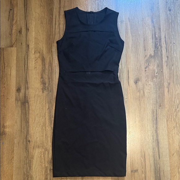 Elegant Black Sleeveless Dress - Picture 1 of 6